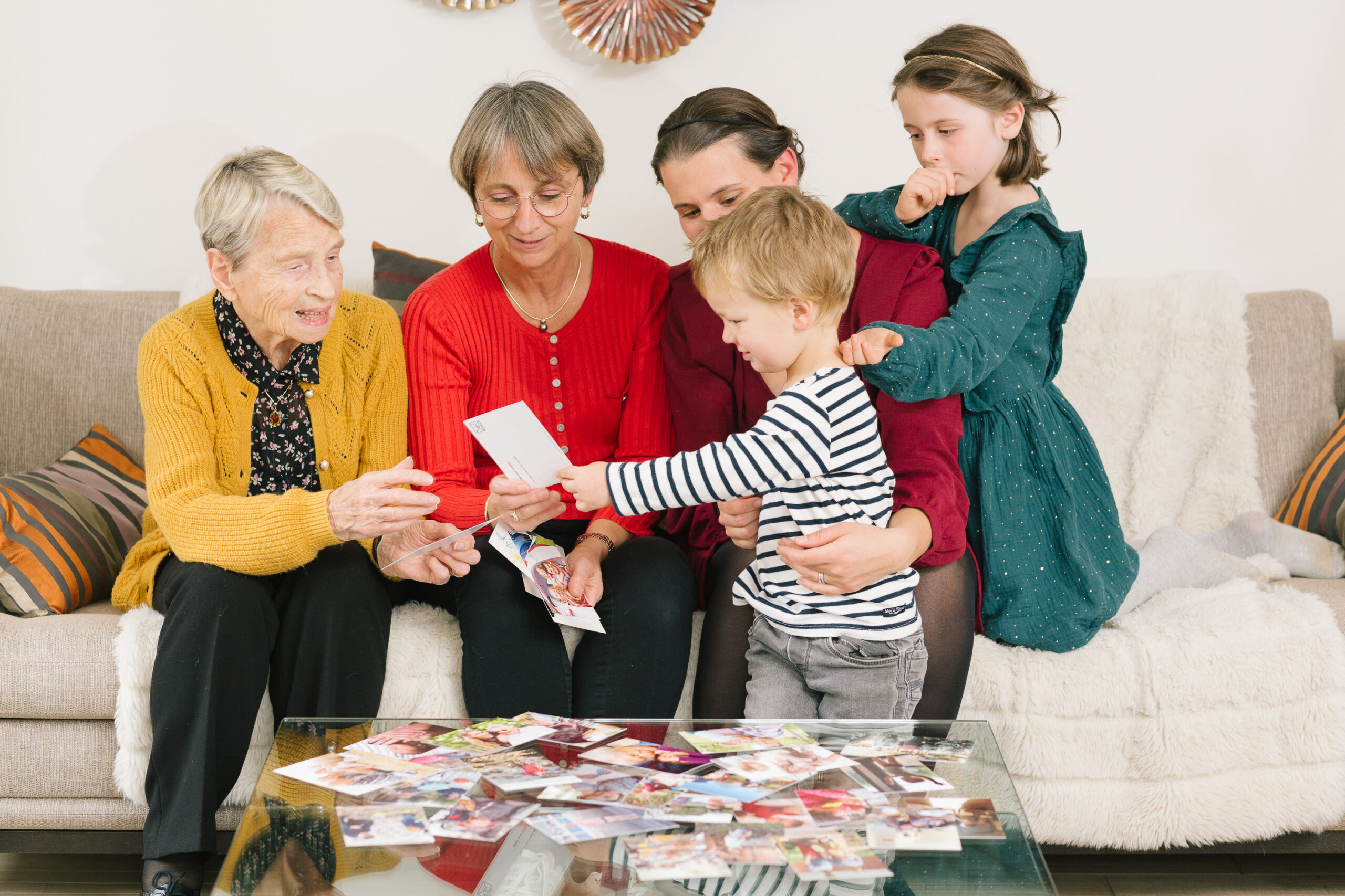 famille de 4 générations autours des photos imprimées Mamizette