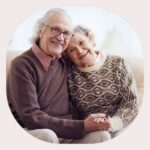 un couple heureux de grands-parents